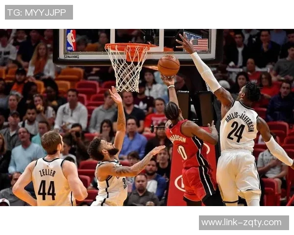 克拉克斯顿半场表现出色11投6中贡献13分7篮板2助攻1抢断